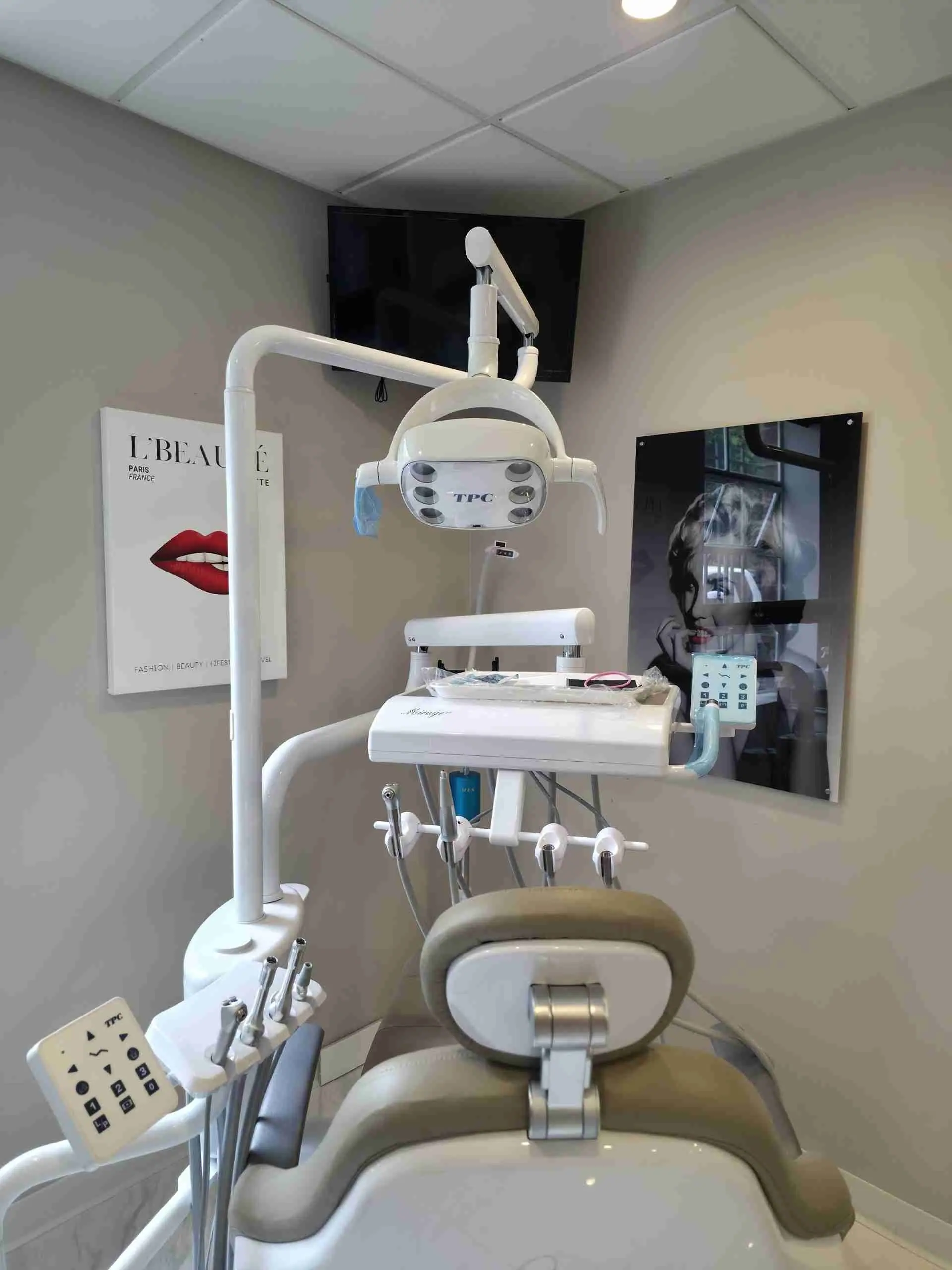 Treatment room with a dental chair and digital X-ray monitor